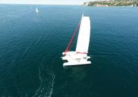 trimaran storsejl på hav sejler